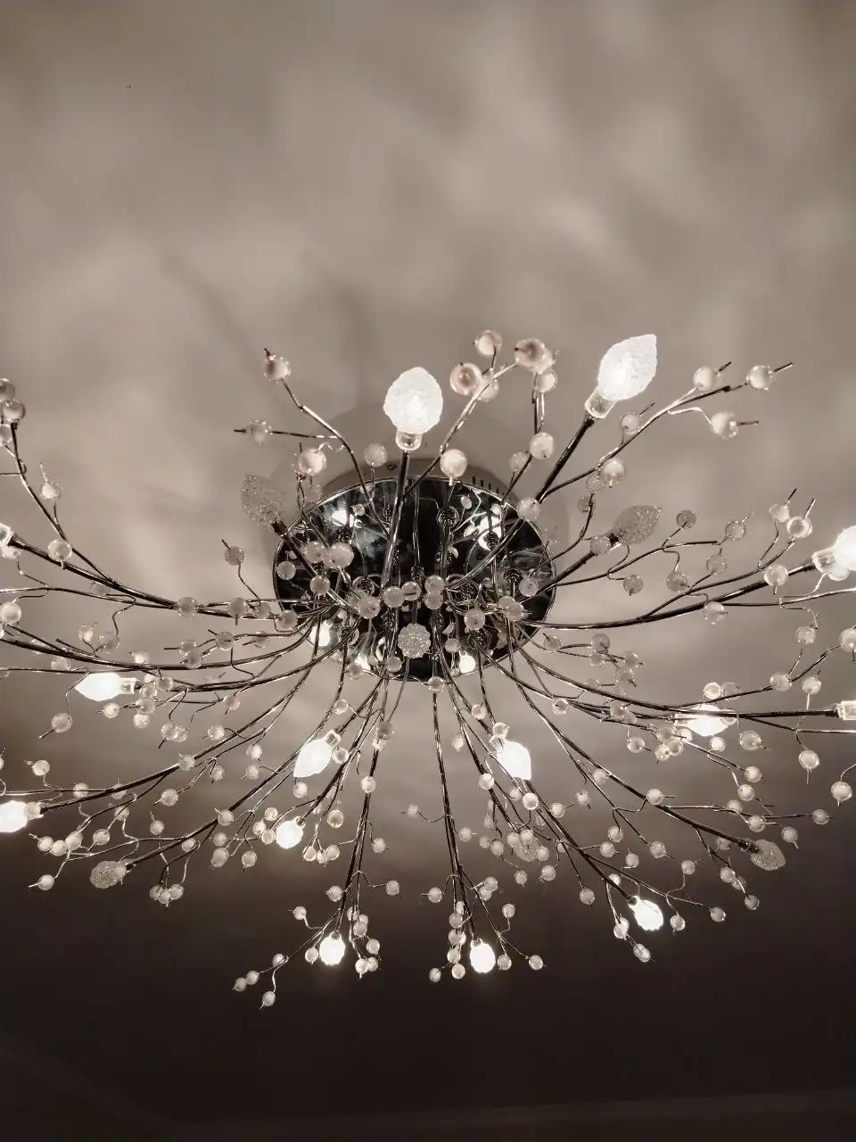 Продам люстру с 3 режимами освещения и пультом управления