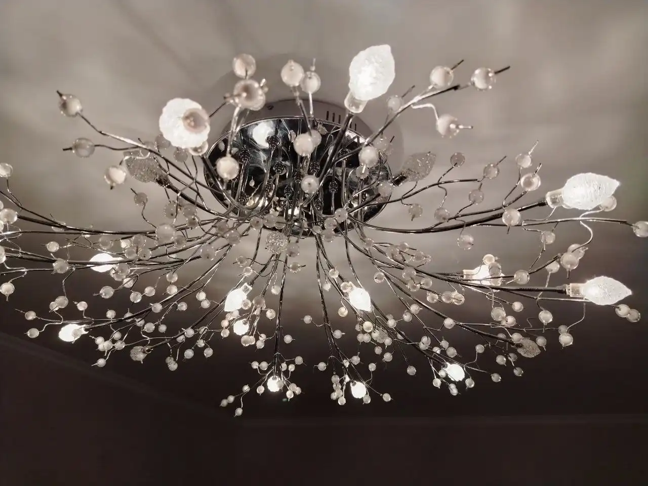 Продам люстру с 3 режимами освещения и пультом управления