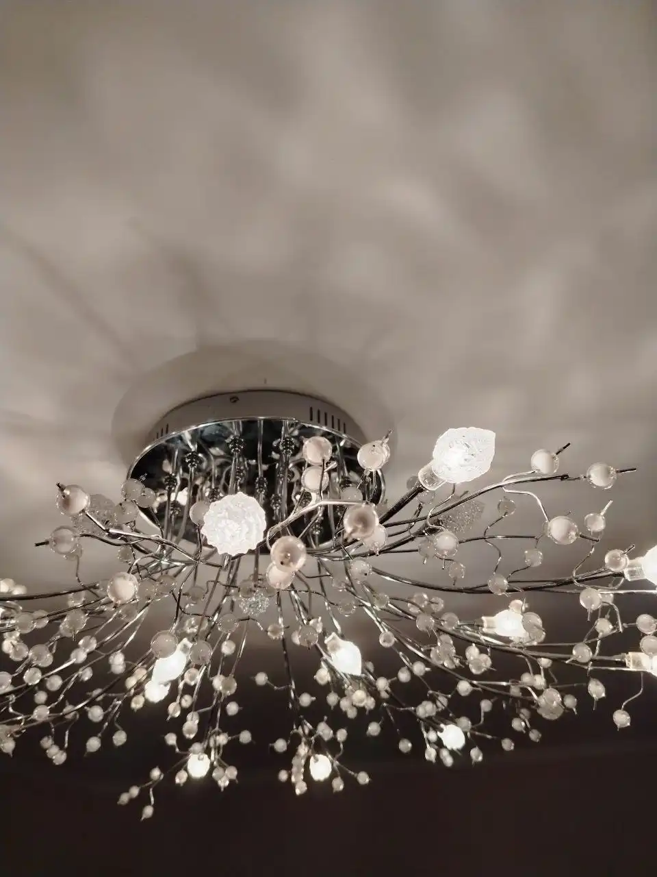 Продам люстру с 3 режимами освещения и пультом управления