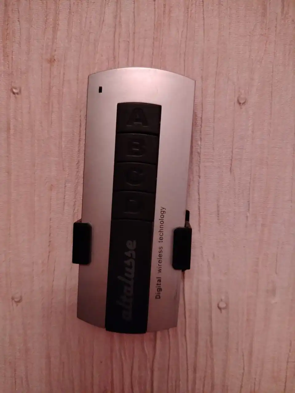 Продам люстру с 3 режимами освещения и пультом управления