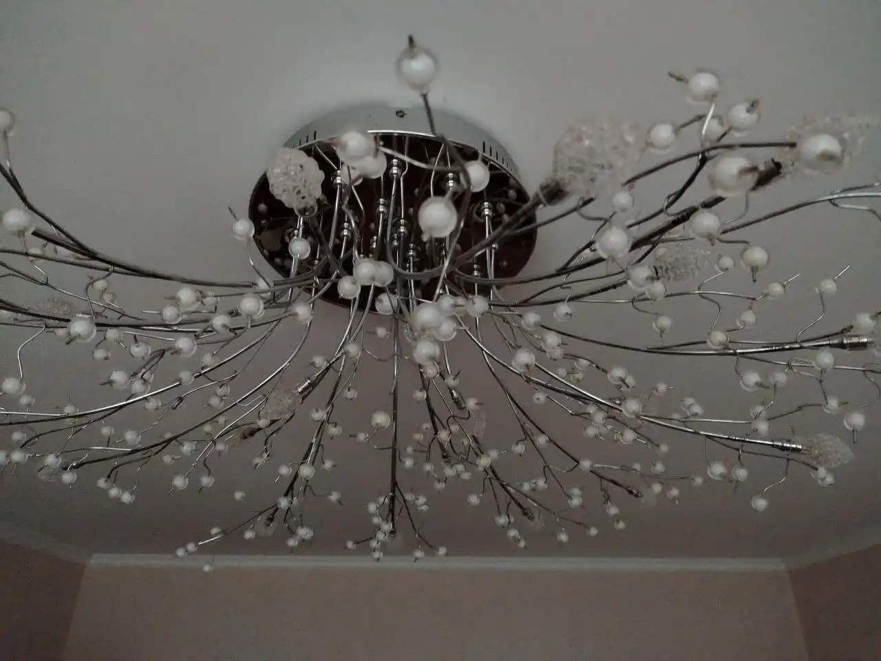 Продам люстру с 3 режимами освещения и пультом управления