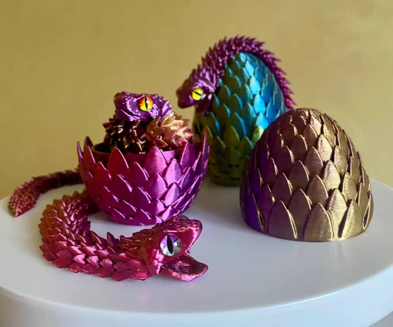 Змея подвижная в яйце