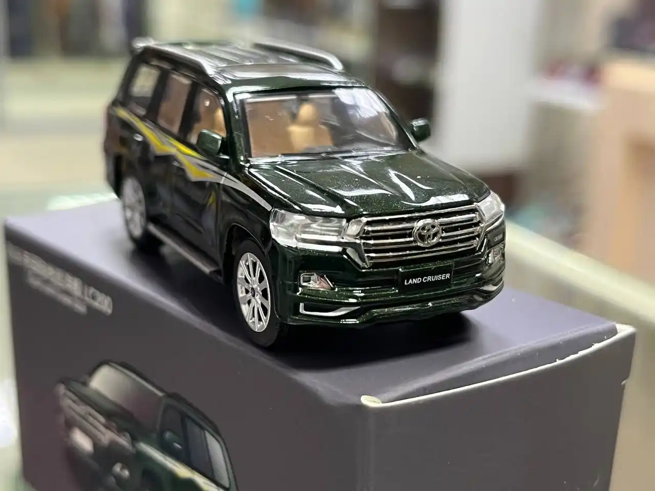 Продам металлические модельки Тойота Ленд Крузер
