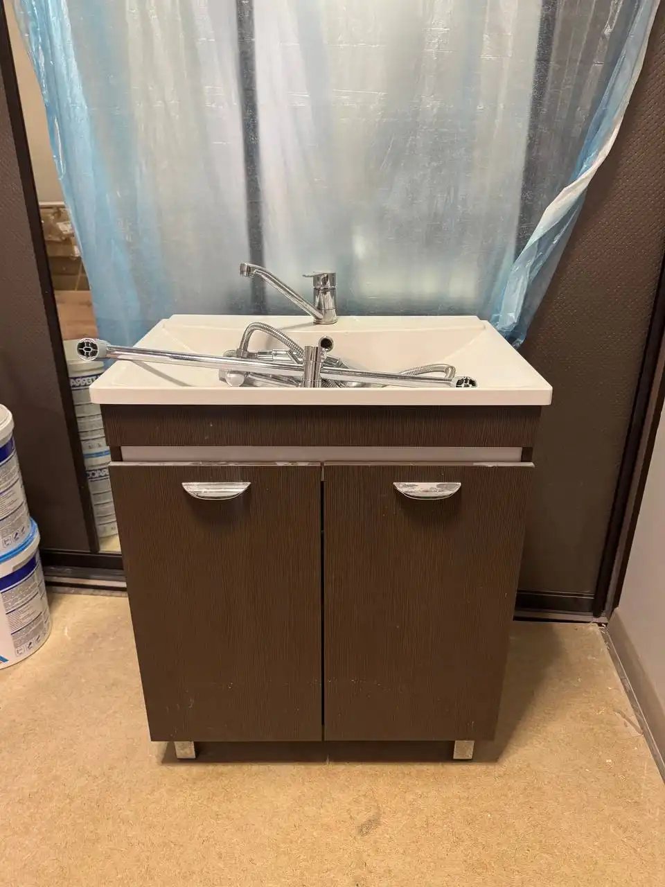 Раковина с тумбой, смесителем и душем