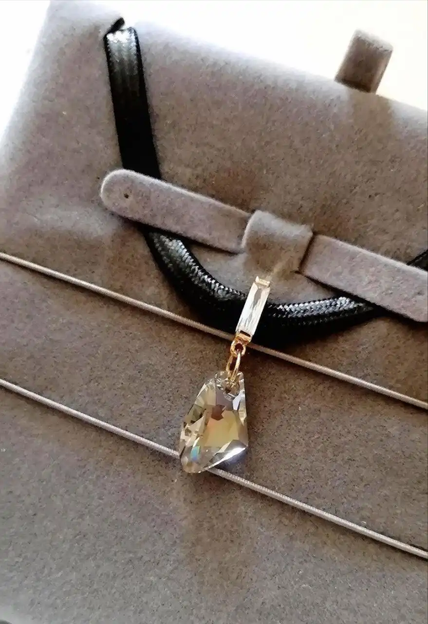 Стильный чокер с большим красивым камнем