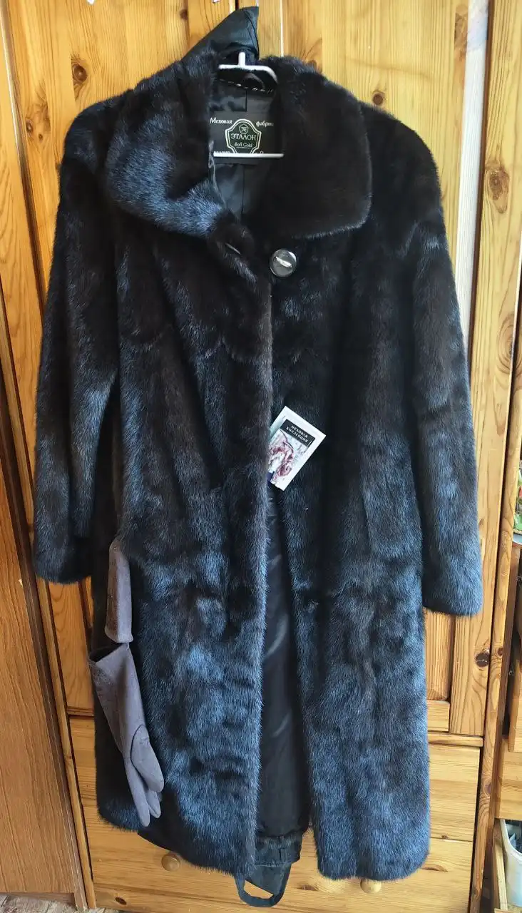 Продажа новой норковой шубки темно-коричневого цвета