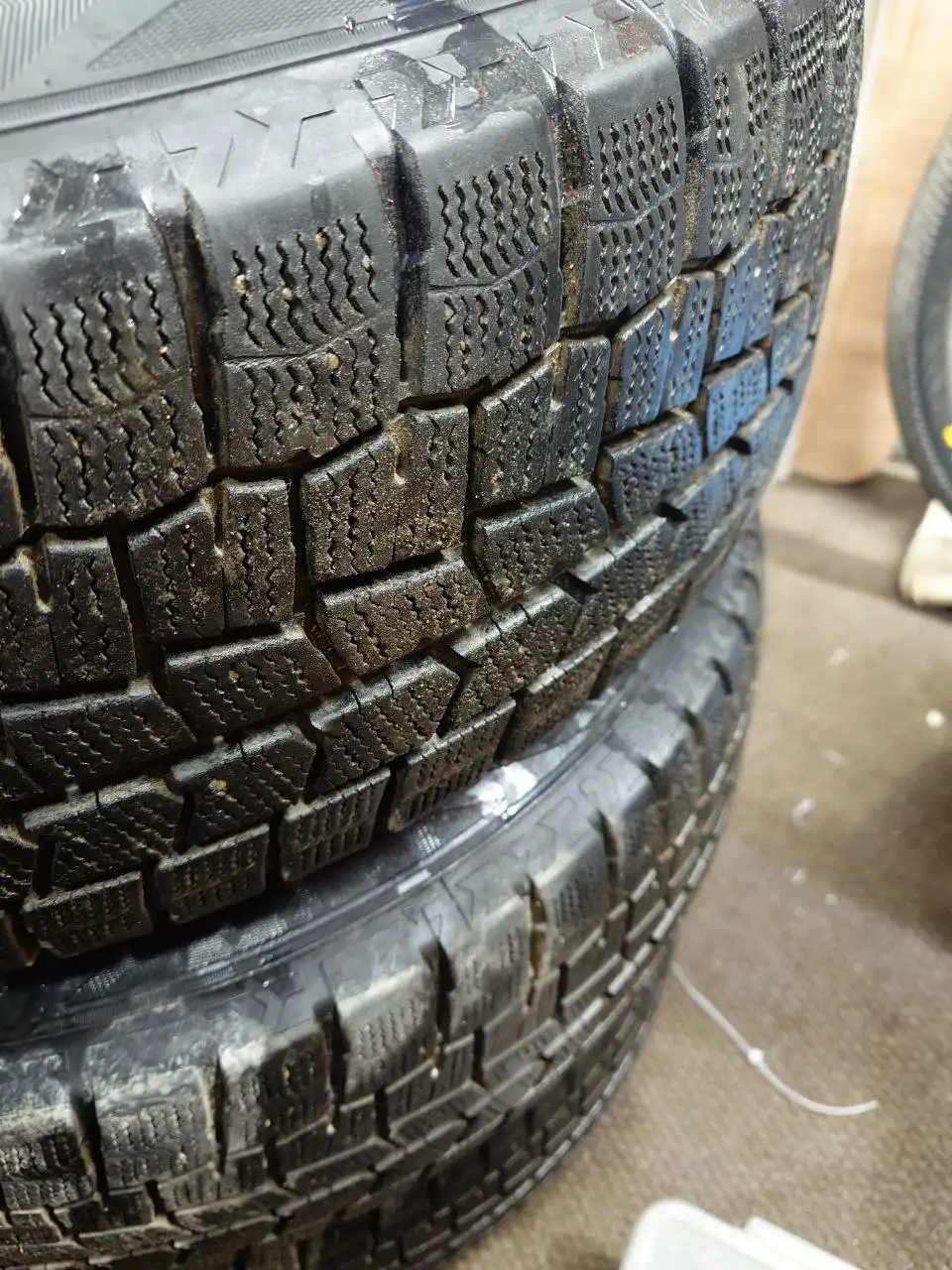 Продажа резины Dunlop Wintermaxx 215/70/16 на дисках Mazda