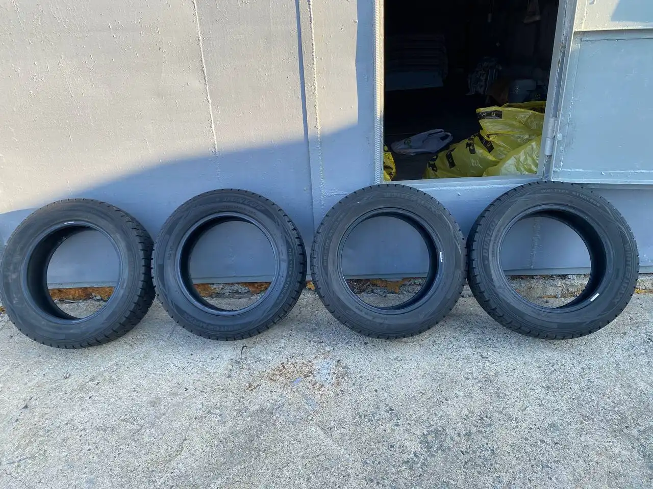 Всесезонная резина DUNLOP в хорошем состоянии