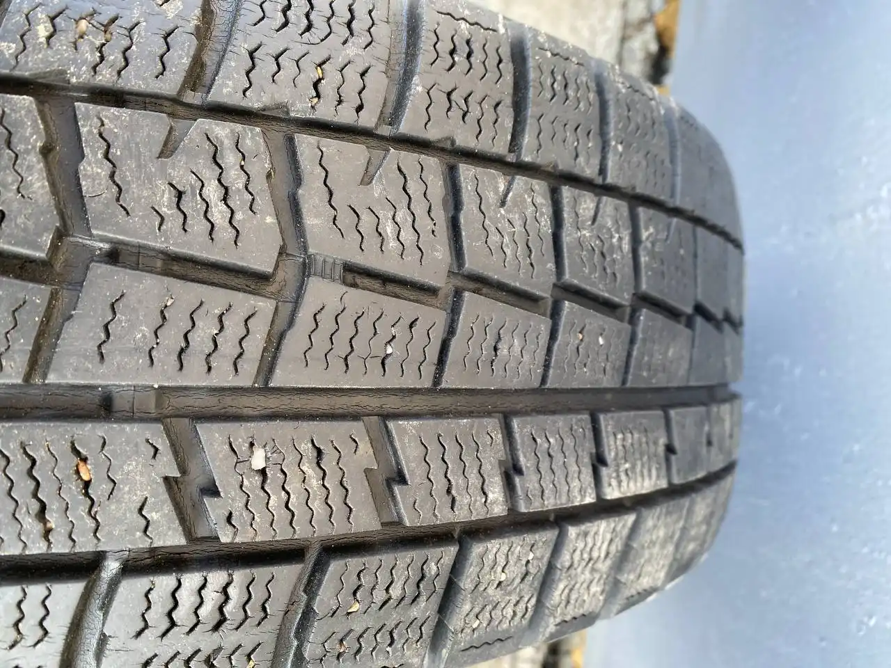 Всесезонная резина DUNLOP в хорошем состоянии