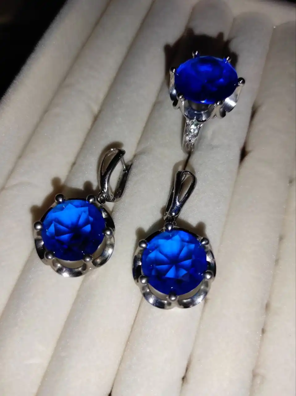 Ювелирные украшения: серьги и кольцо