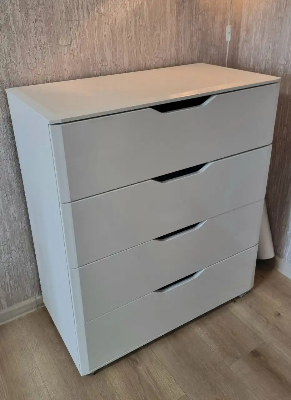 Стильный глянцевый комод для дома