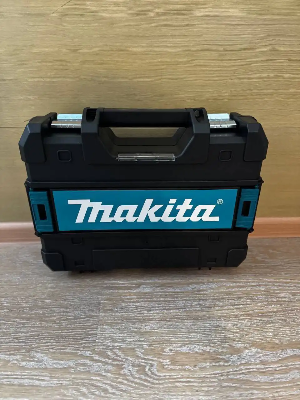 Новый лазерный уровень Макита с треногой