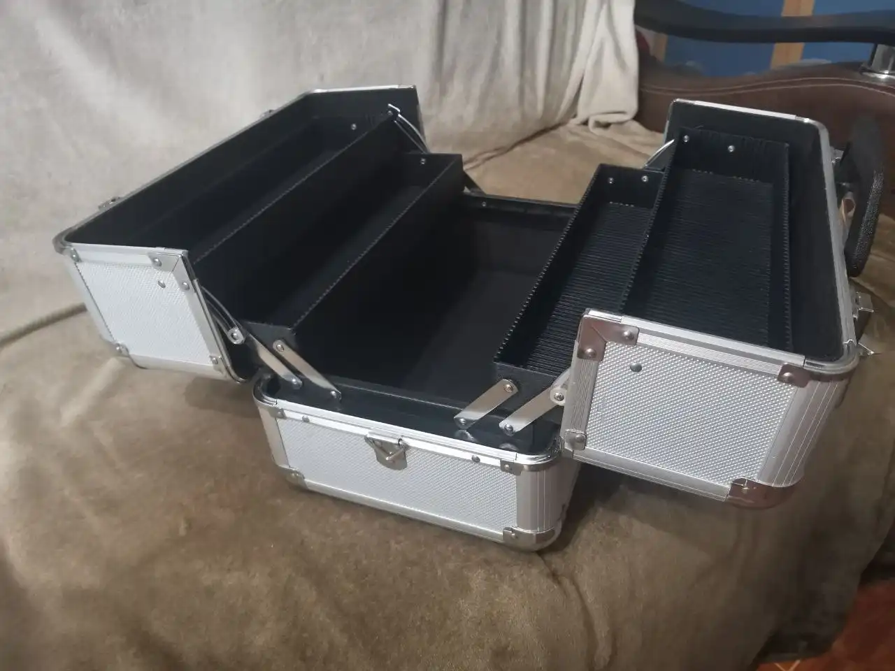 Профессиональный бьюти-кейс металл+пластик 5 отделений