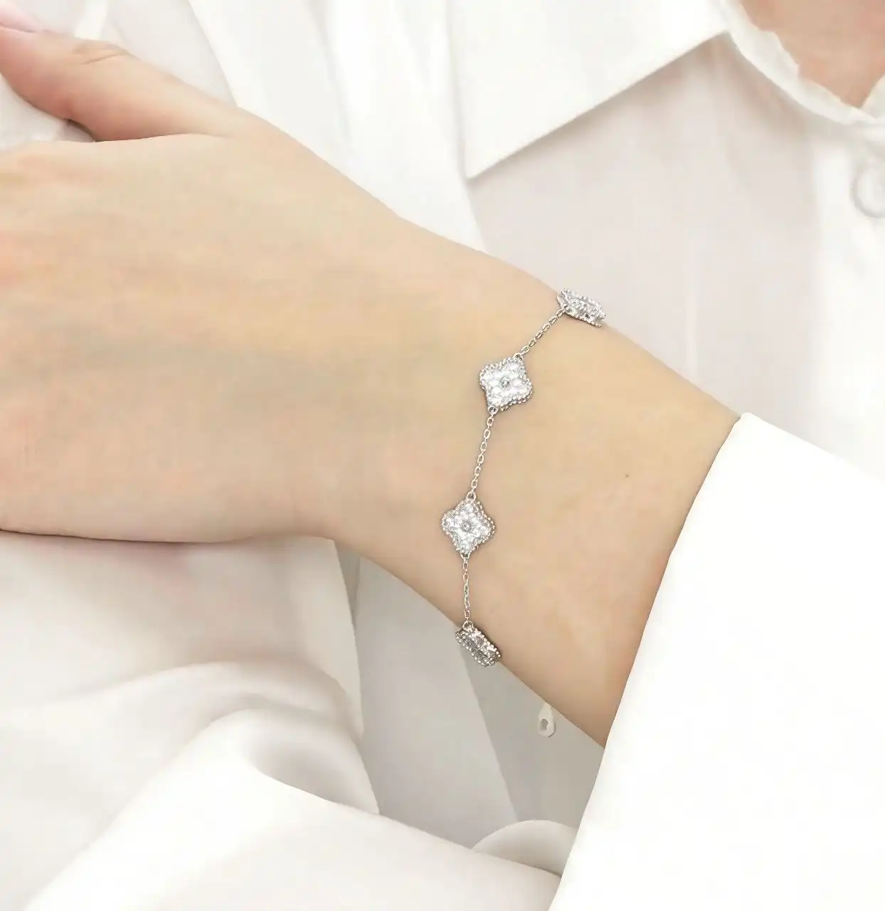 Серебряный браслет с фианитами в стиле Ван Клиф