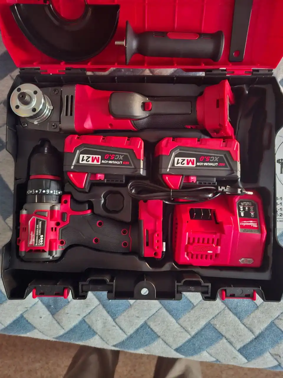 Комплект батареечного инструмента: болгарка и шуруповерт