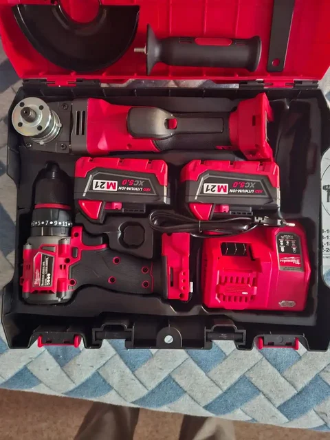 Комплект батареечного инструмента: болгарка и шуруповерт - частное объявление в Южно-Сахалинск