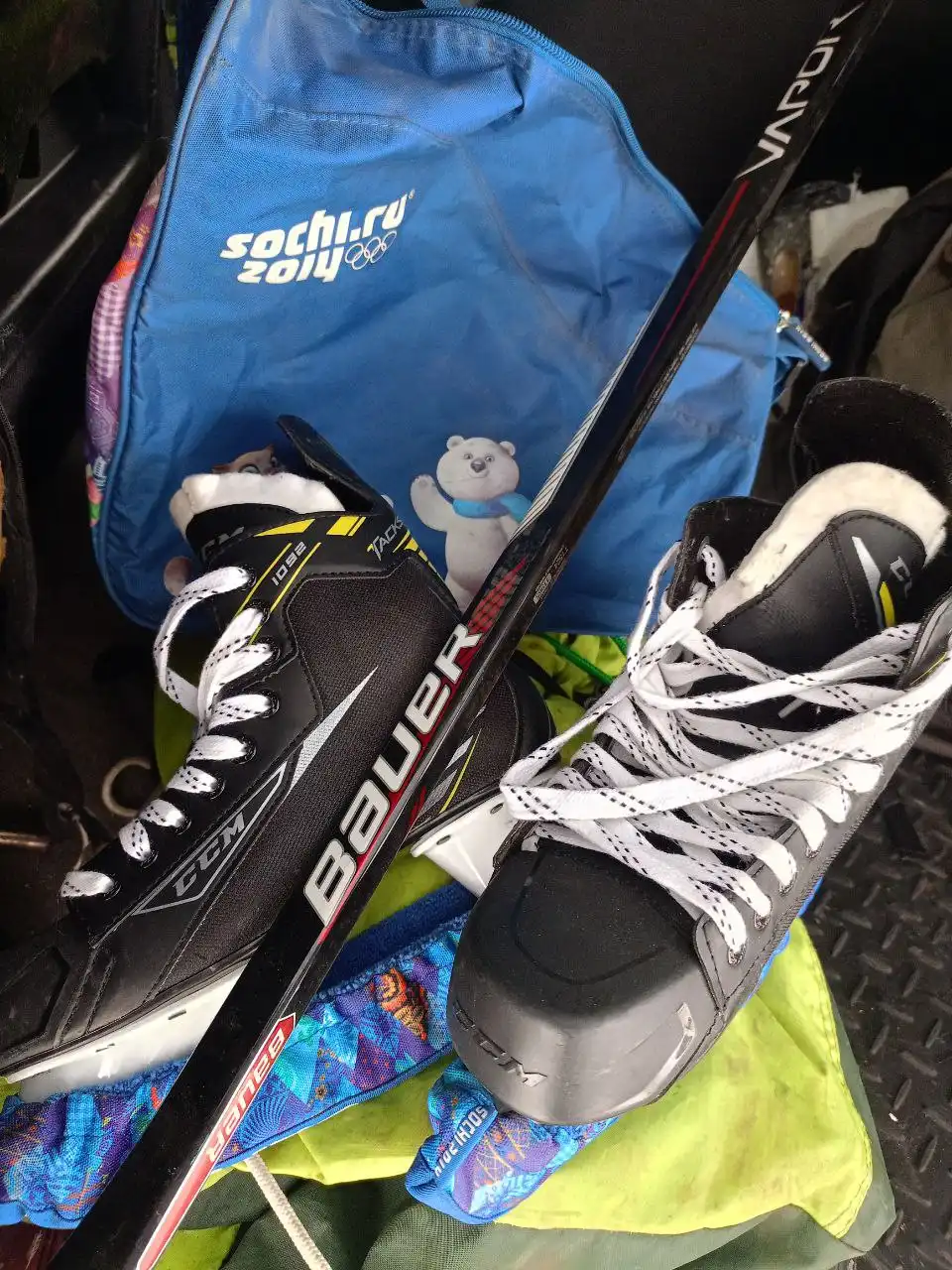 Продам коньки и клюшку