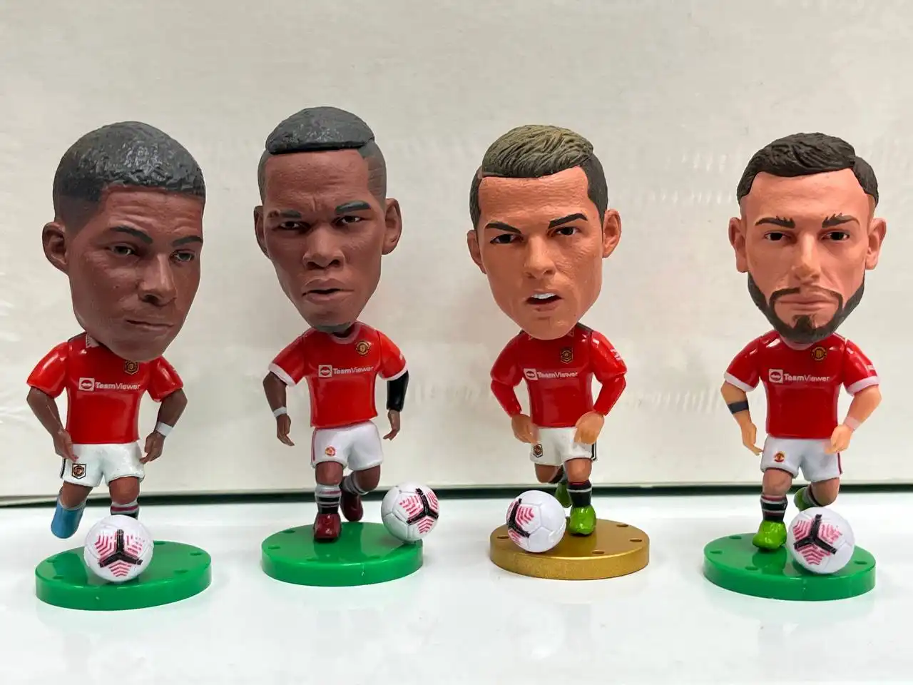 Продажа фигурок футболистов