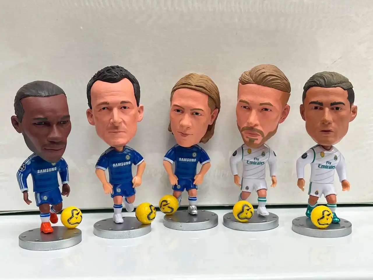 Продажа фигурок футболистов