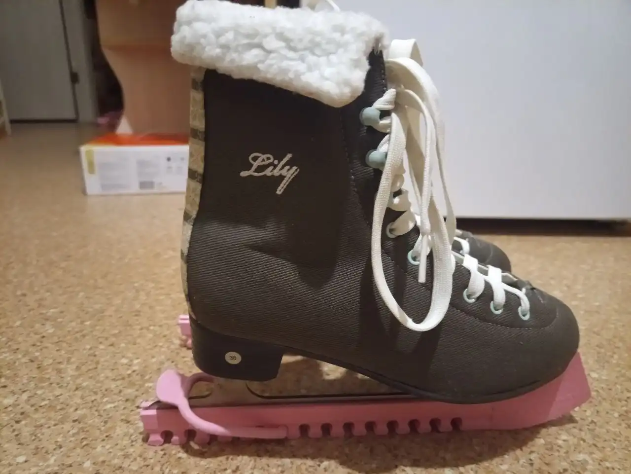 Женские коньки новые 38 размер