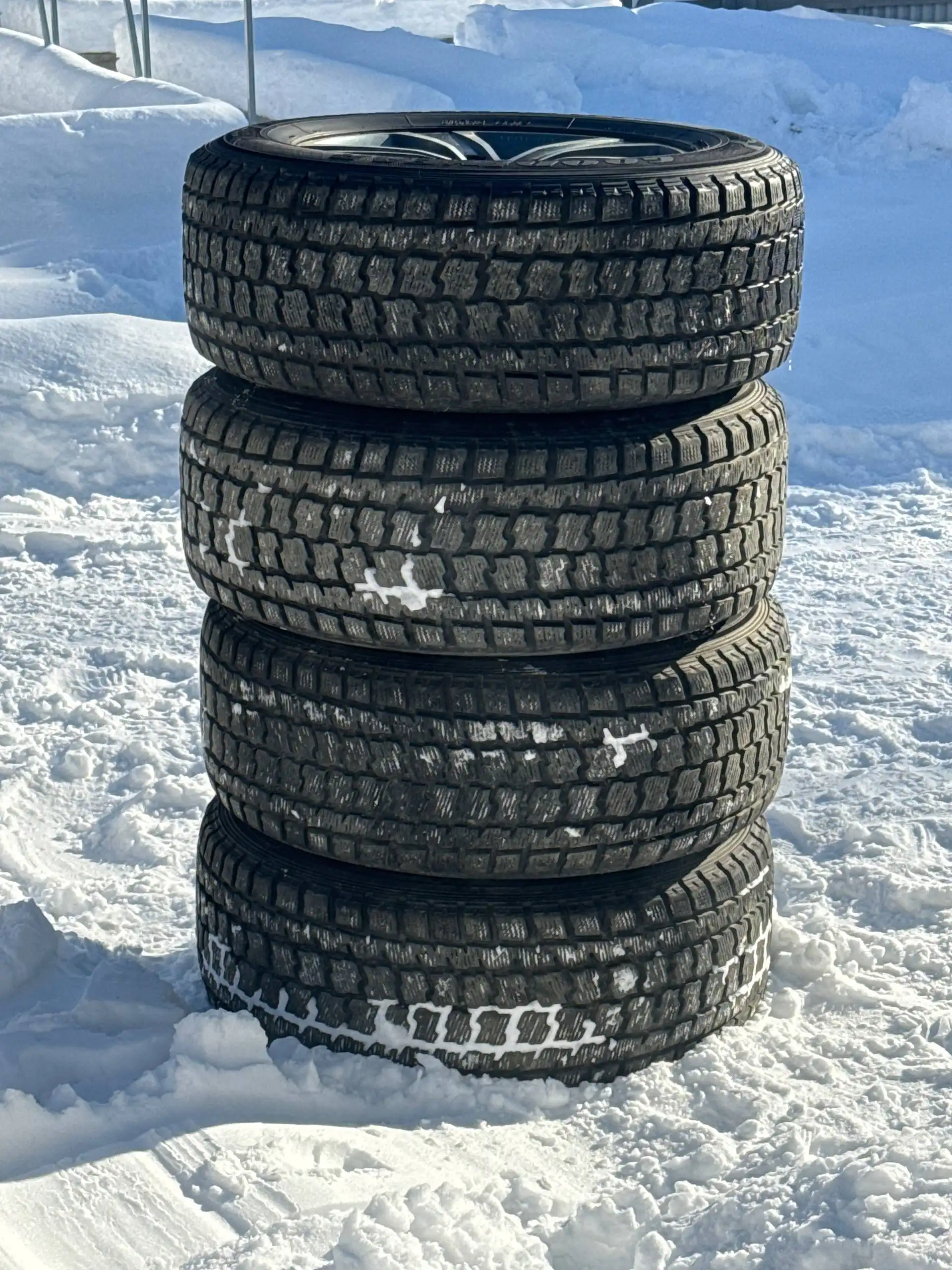 Комплект колес и зимней резины 285/60R/18 - Колеса и шины (Запчасти) в Южно-Сахалинск