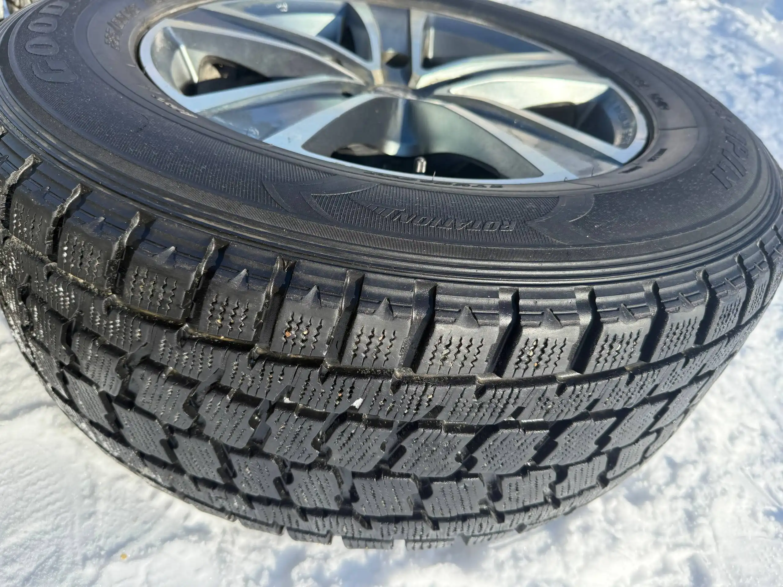 Комплект колес и зимней резины 285/60R/18 - Колеса и шины (Запчасти) в Южно-Сахалинск