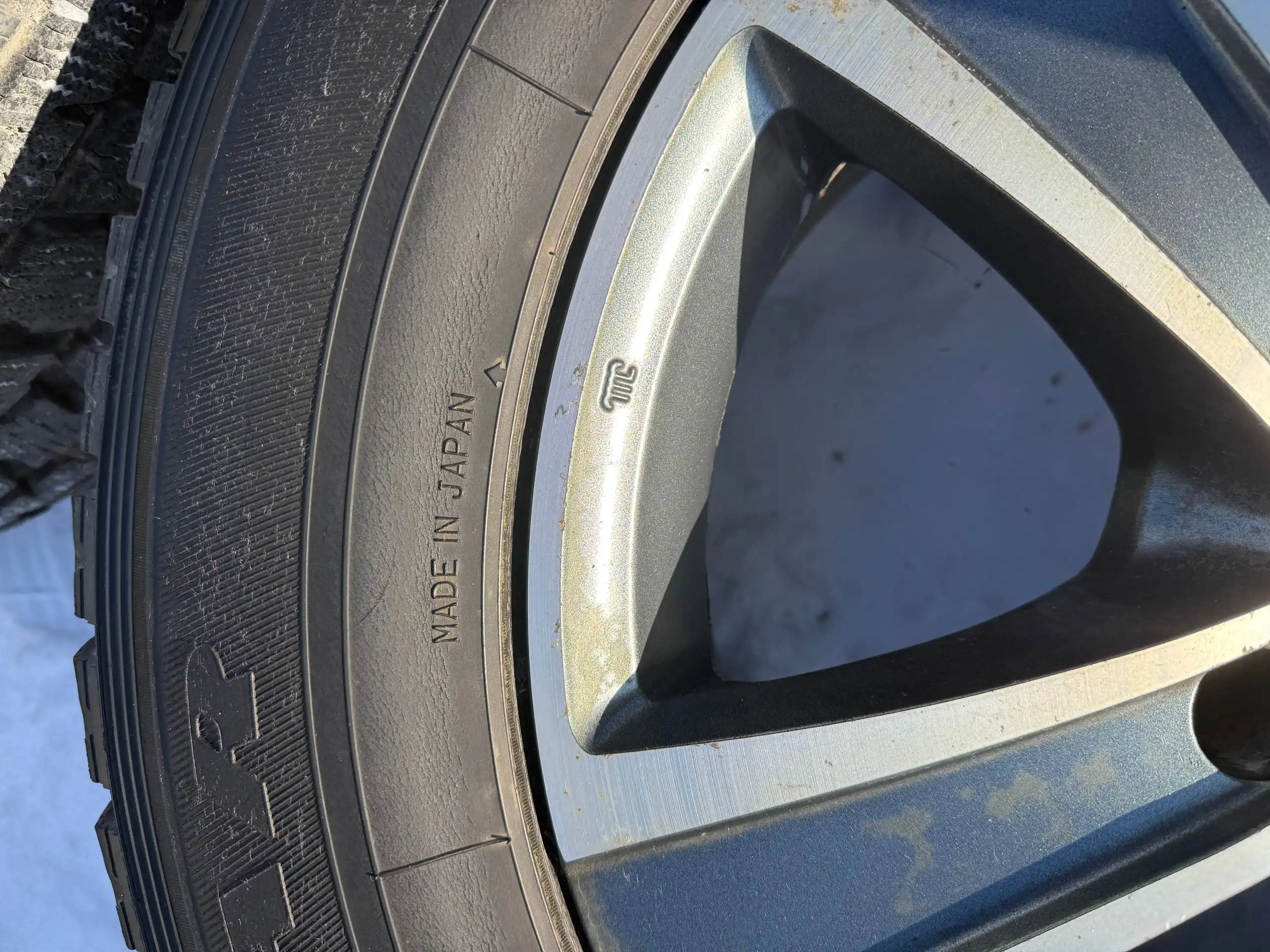 Комплект колес и зимней резины 285/60R/18 - Колеса и шины (Запчасти) в Южно-Сахалинск