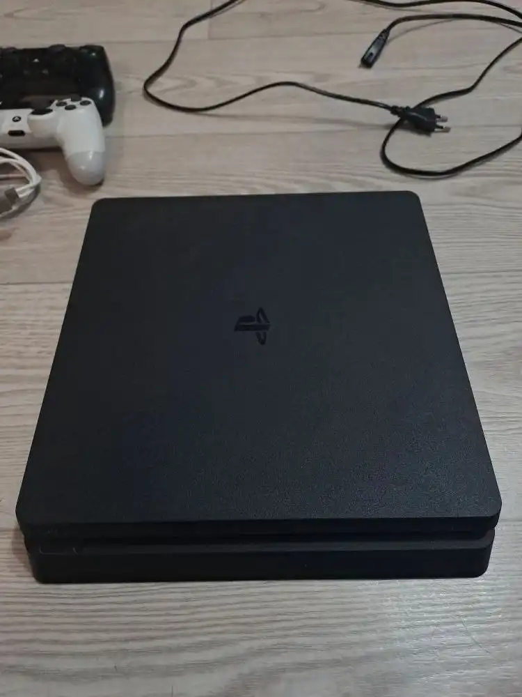 Продаётся PS4 Slim в хорошем состоянии - Игровые приставки (Электроника) в Южно-Сахалинск