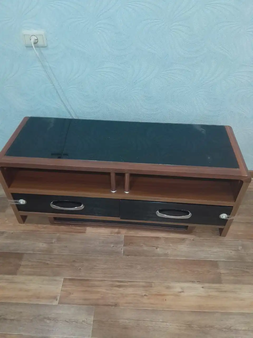Продам тумбочку под телевизор - Мебель (Для дома и дачи) в Южно-Сахалинск