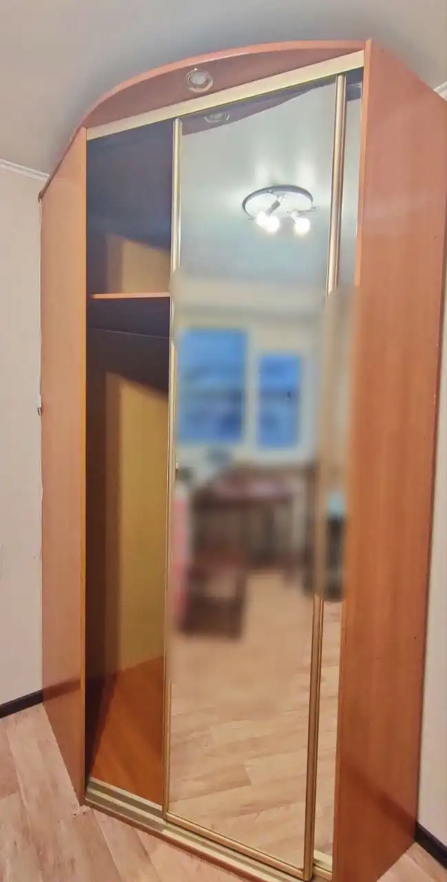 Продам угловой шкаф в хорошем состоянии - Мебель (Для дома и дачи) в Корсаков