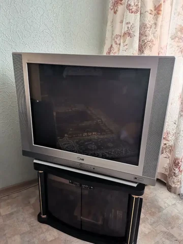 Телевизор с тумбочкой - частное объявление в Южно-Сахалинск