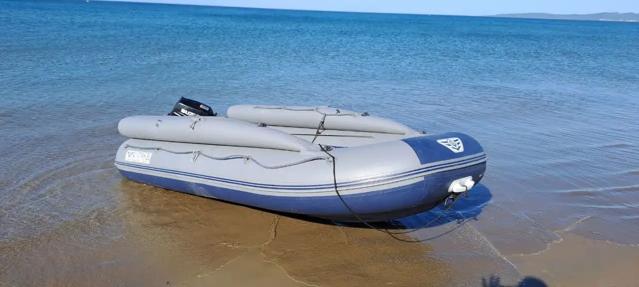 Продам лодку НДНД Флагман 380 с мотором Suzuki 9.9-15 лс - Лодки и водный транспорт (Хобби и отдых) в Южно-Сахалинск