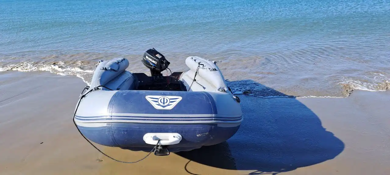 Продам лодку НДНД Флагман 380 с мотором Suzuki 9.9-15 лс - Лодки и водный транспорт (Хобби и отдых) в Южно-Сахалинск