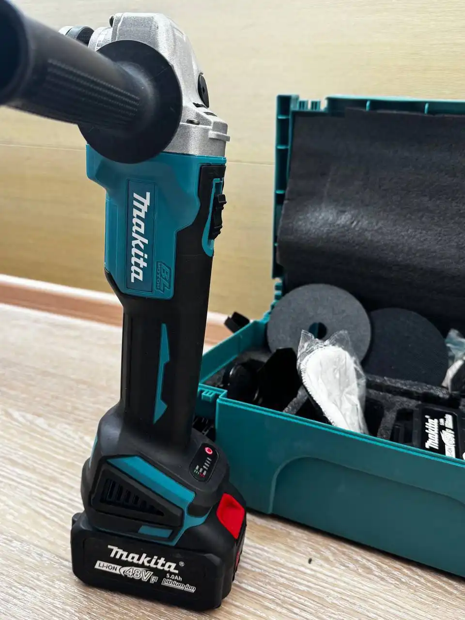 Болгарка Макита 48 ватт полный комплект - Электроинструменты (Оборудование) в Южно-Сахалинск