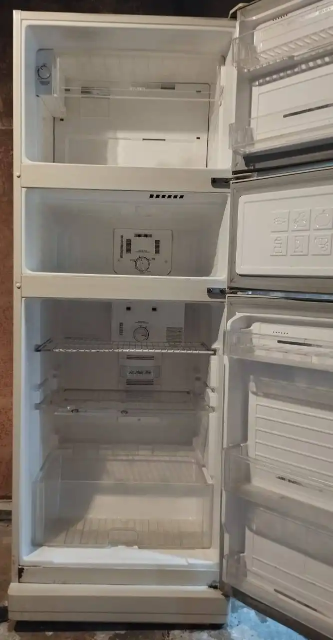 Холодильник с двумя морозильными отсеками - Крупная бытовая техника (Для дома и дачи) в Южно-Сахалинск