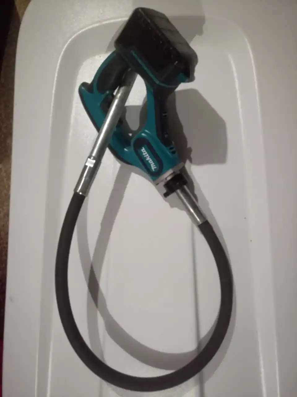 Аккумуляторный вибратор для бетона Makita DVR450 - Строительное оборудование (Оборудование) в Южно-Сахалинск