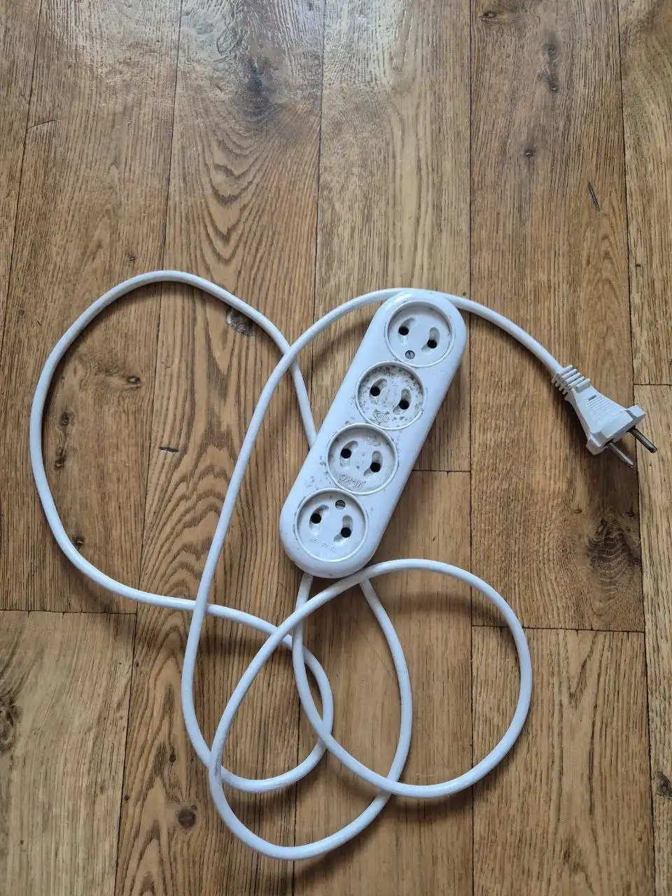 Продам электрический удлинитель 2 метра на 4 прибора - Барахолка в Южно-Сахалинск