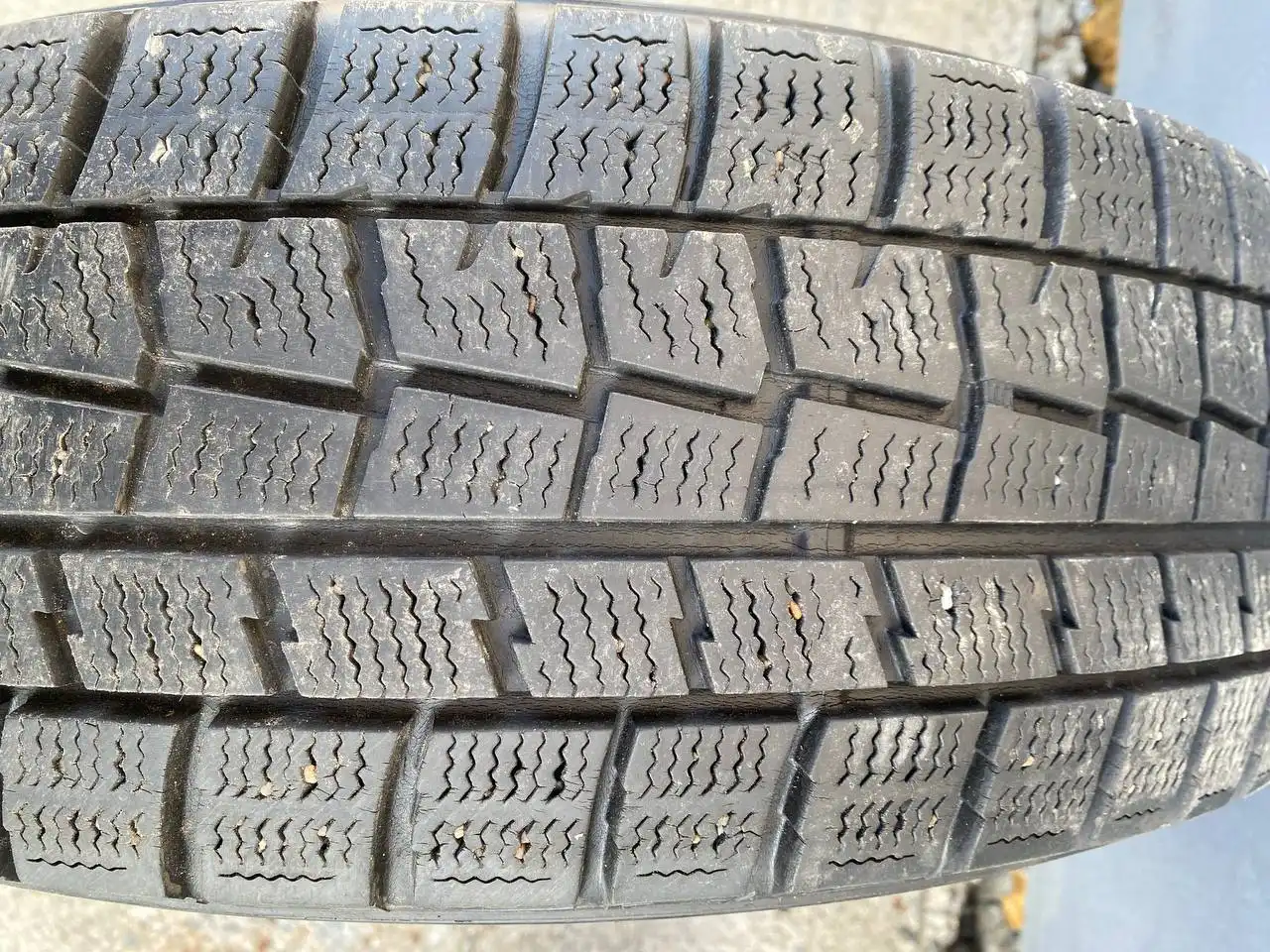 Резина в очень хорошем состоянии с износом ~30% - Шины и диски (Авто) в Южно-Сахалинск