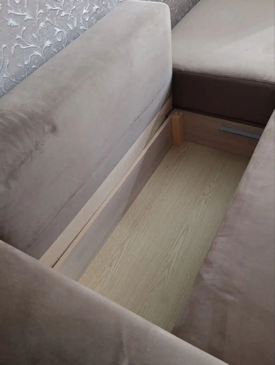 Продам диван практически новый - Мебель (Для дома и дачи) в Южно-Сахалинск