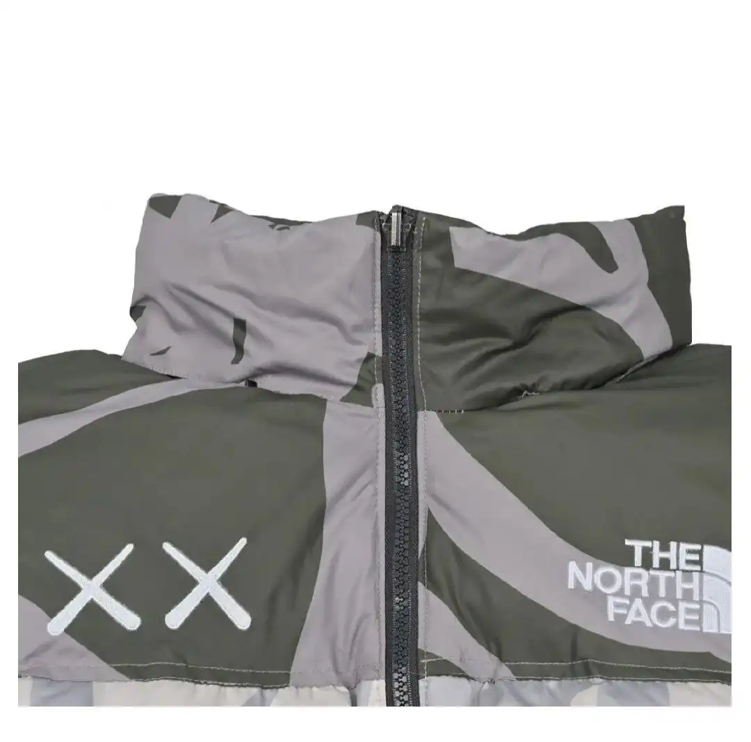 Зимняя куртка TNF размер L - Верхняя одежда (Одежда) в Южно-Сахалинск