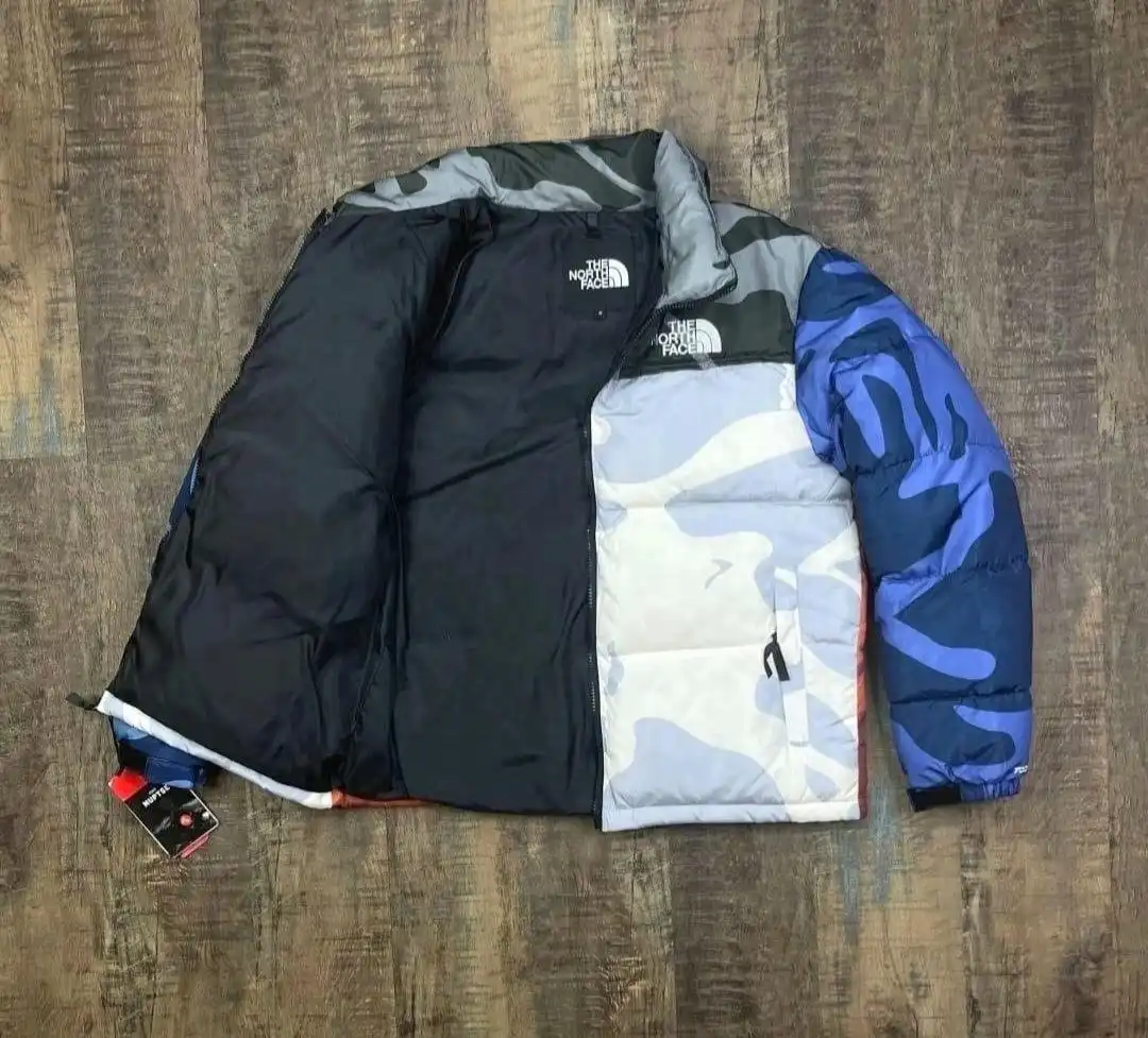 Зимняя куртка TNF размер L - Верхняя одежда (Одежда) в Южно-Сахалинск