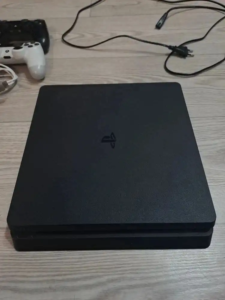 Продам PS4 Slim в хорошем состоянии - Игровые консоли (Электроника) в Южно-Сахалинск