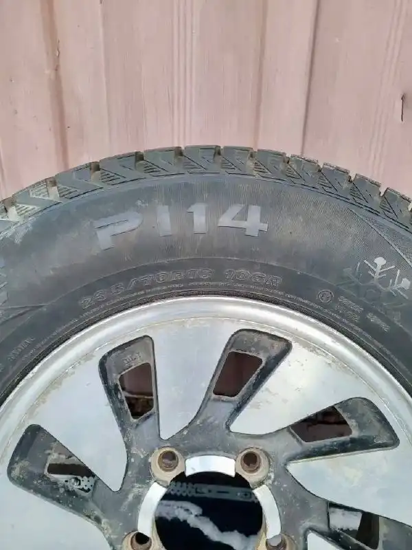 Продам зимнюю резину 235/70/R16 на дисках - Шины и диски (Запчасти) в Южно-Сахалинск