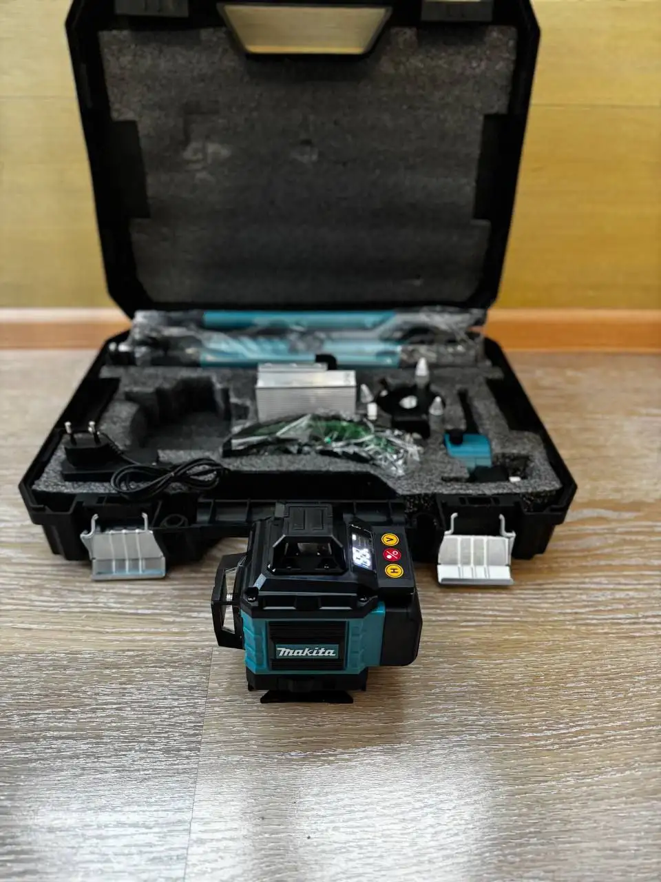 Лазерный уровень Макита с треногой полный комплект - Инструменты (Барахолка) в Южно-Сахалинск