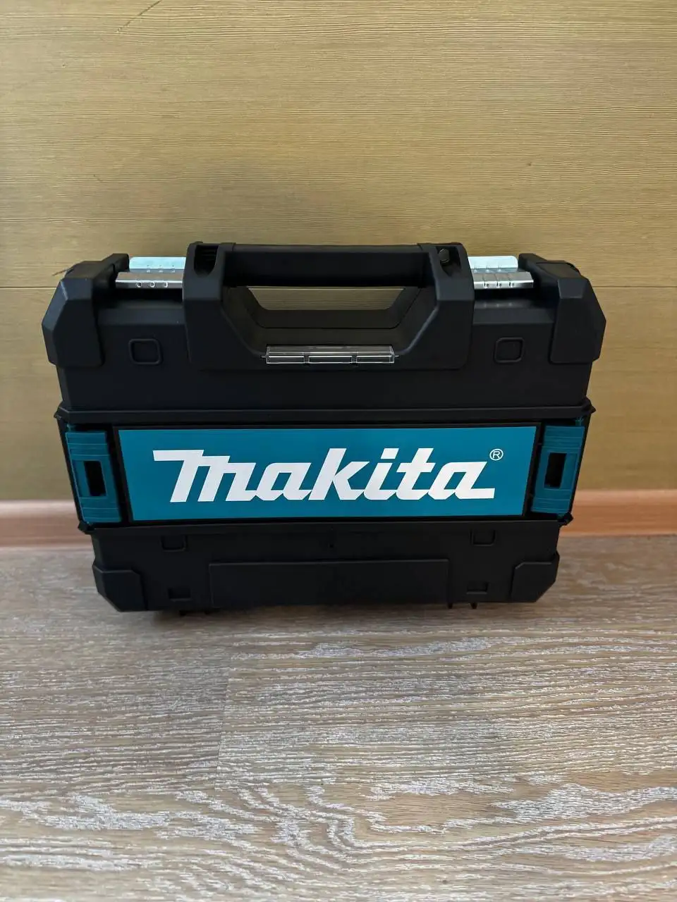 Лазерный уровень Макита с треногой полный комплект - Инструменты (Барахолка) в Южно-Сахалинск