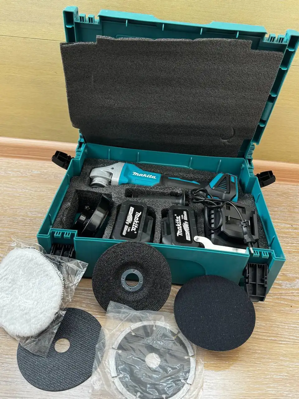 Болгарка аккумуляторная Makita с комплектом насадок - Барахолка в Южно-Сахалинск