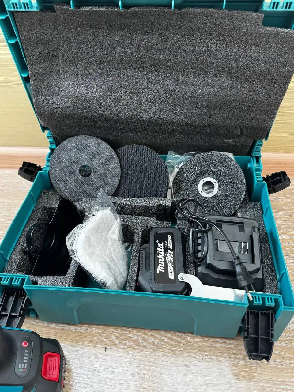 Болгарка аккумуляторная Makita с комплектом насадок - Барахолка в Южно-Сахалинск