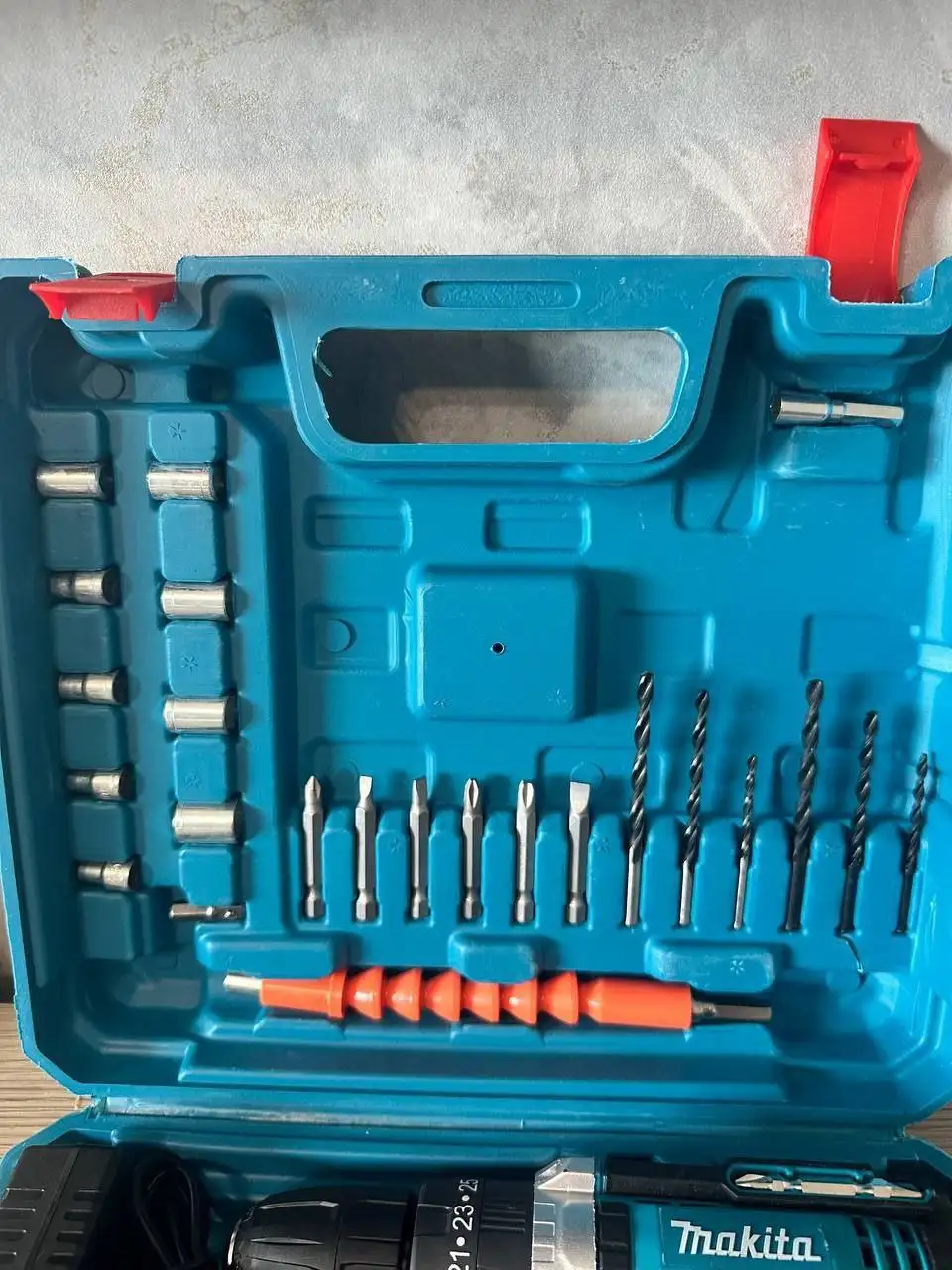 Шуруповерт-дрель ударный Makita новый - Электроинструменты (Барахолка) в Южно-Сахалинск