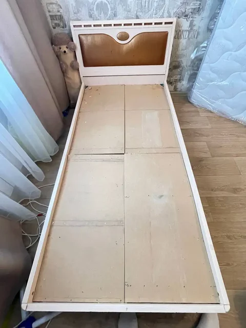 Кровать в хорошем состоянии шириной 90 см - Для дома и дачи в Южно-Сахалинск