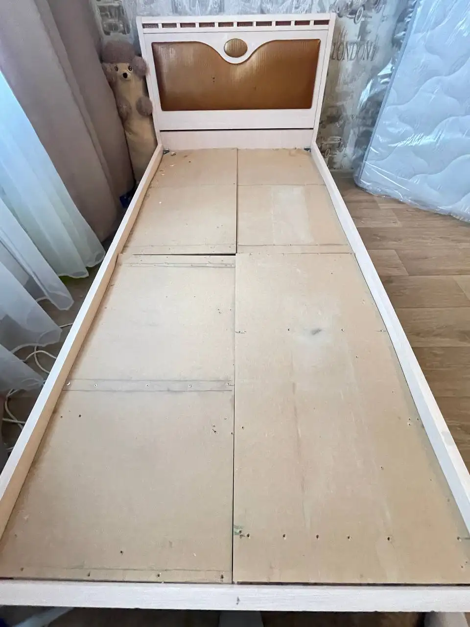 Кровать в хорошем состоянии шириной 90 см - Мебель (Для дома и дачи) в Южно-Сахалинск
